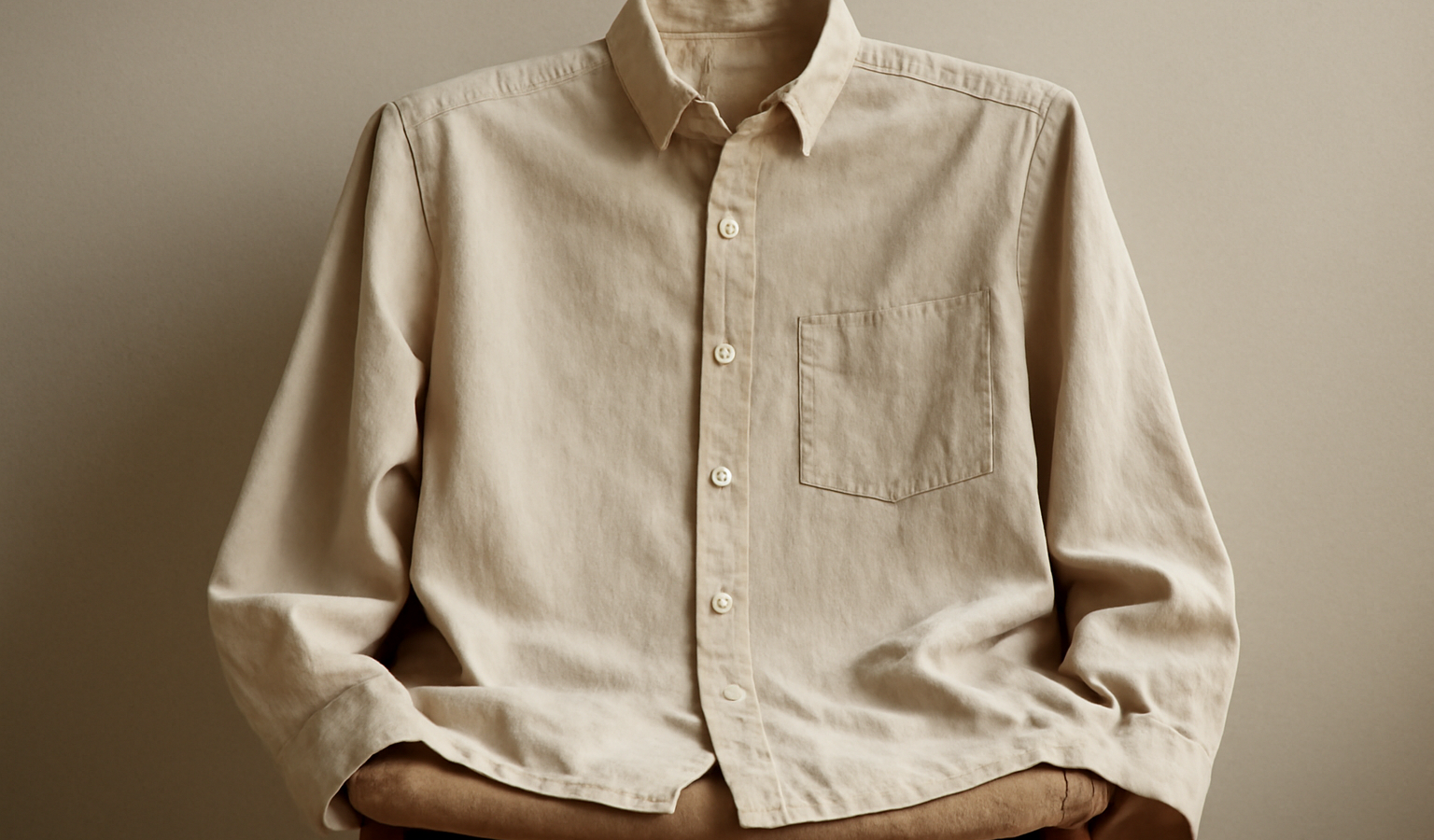 chemise posee sur chaise en coton