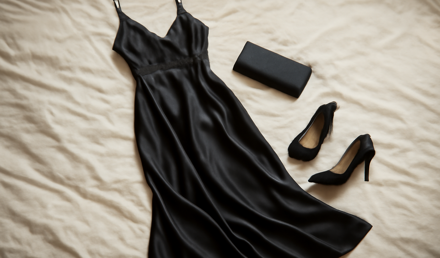 tenue de soirée posée sur lit