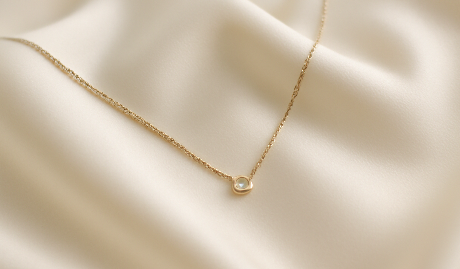 collier delicat pose sur tissu satin
