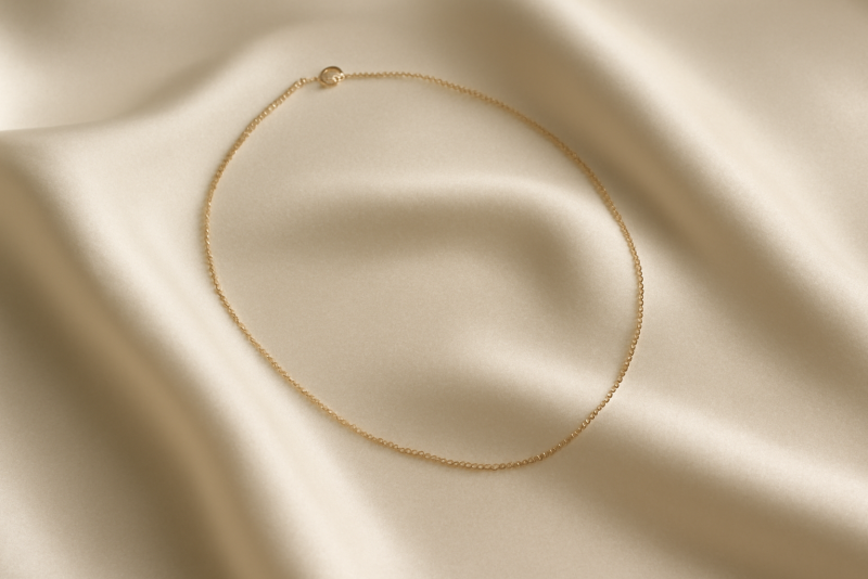 collier delicat pose sur tissu elegant