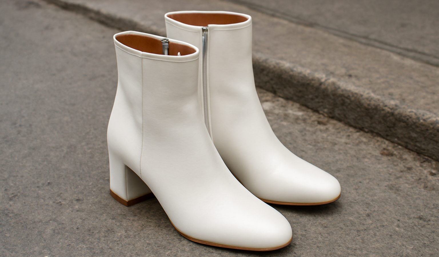 paire de bottines blanches posees sur trottoir