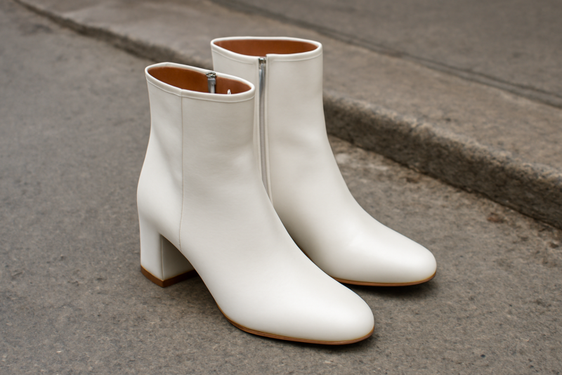 paire de bottines blanches posees sur trottoir