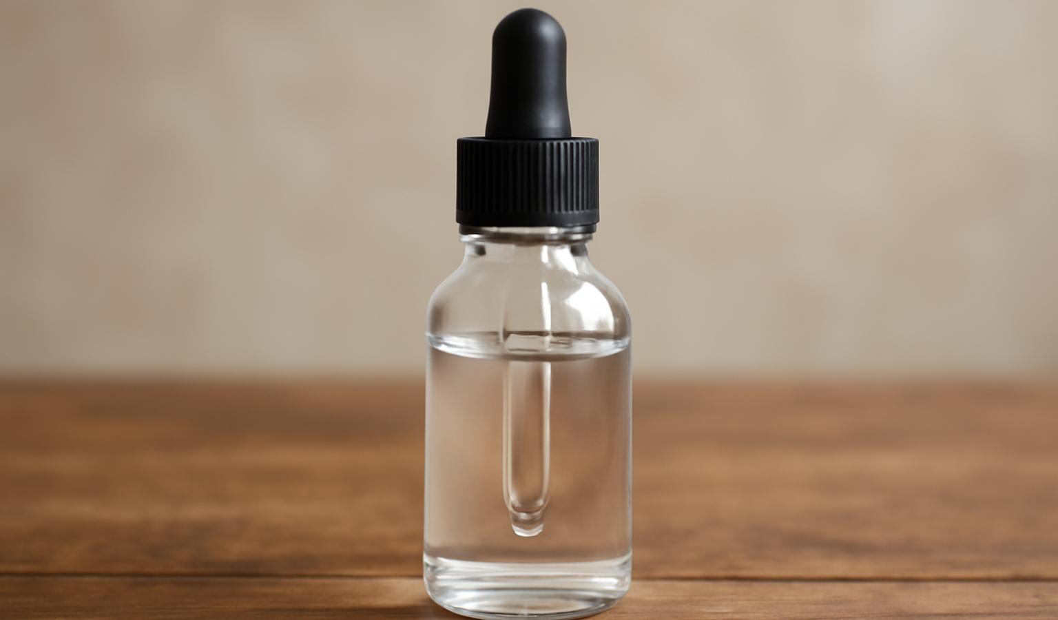 flacon de sérum posé sur table en bois