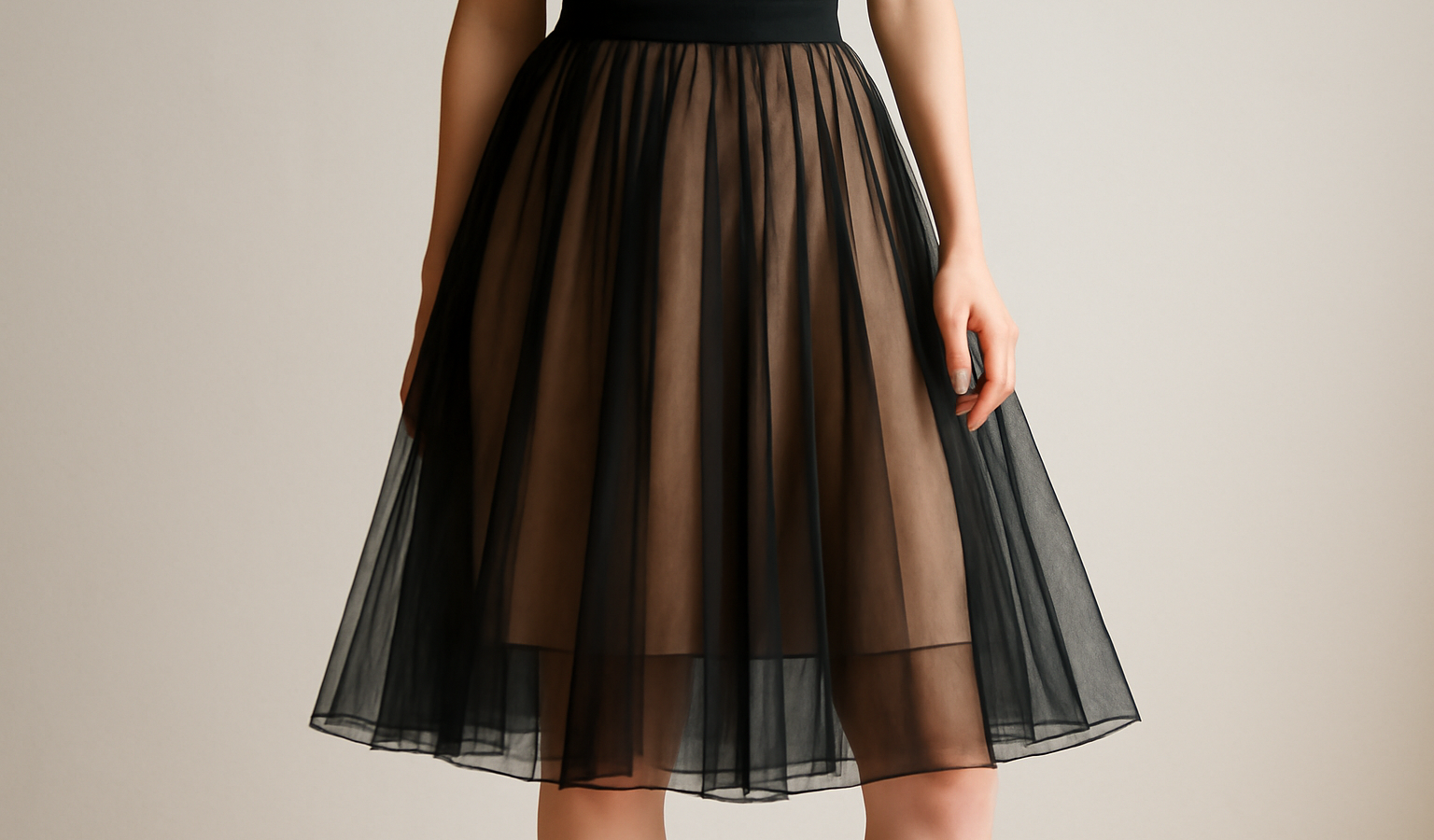jupe transparente portée avec une sous-jupe contrastée